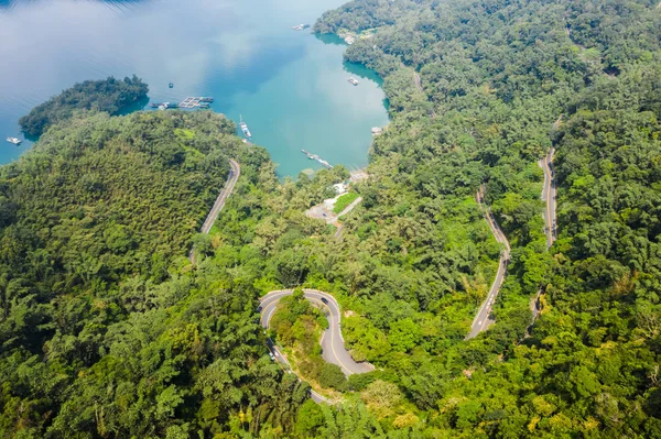 Road in forest with a boat at Sun Moon Lake — Stock Photo, Image