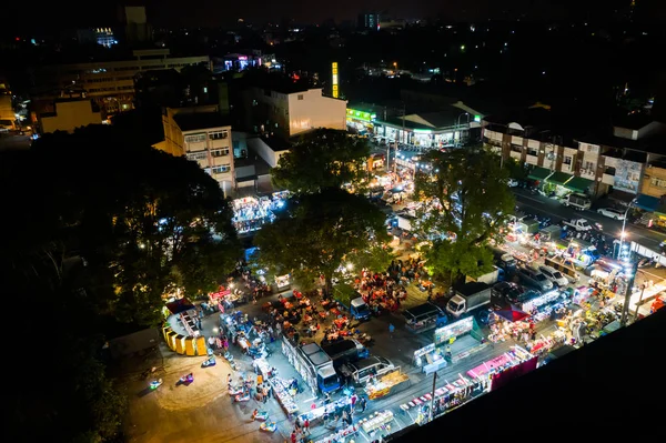 Вид с воздуха на ночной рынок Шурен в городе Пули — стоковое фото