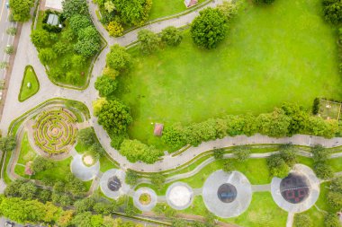 bir şehirde yeşil ve komik park