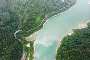 Mingtan Rezervuar göl yakınında ağaçlar ile yol