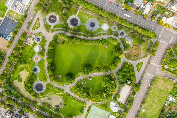 Зеленый и веселый парк в городе — стоковое фото