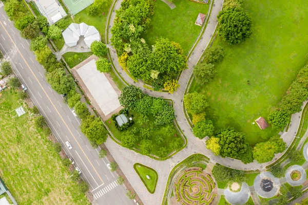 Bir şehirde yeşil ve komik park — Stok fotoğraf