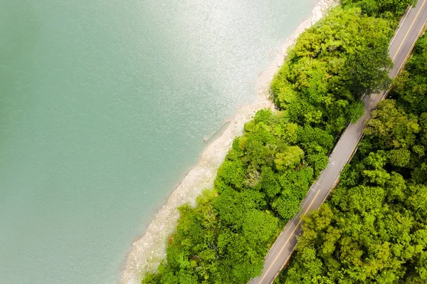 Mingtan Rezervuar göl yakınında ağaçlar ile yol — Stok fotoğraf