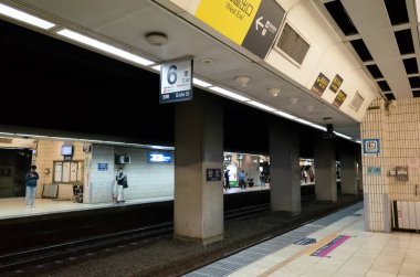 Metro platformunda demiryolu ve koltuklar ile Tren İstasyonu