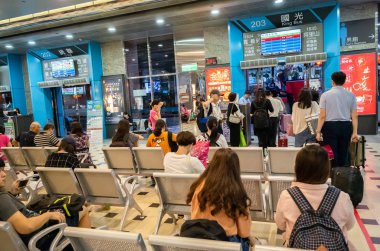 Taipei de Taipei uzun mesafe otobüs istasyonu binası ile insanlar