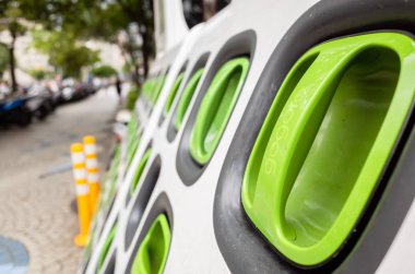 Gogoro pil paketleri için şarj istasyonu