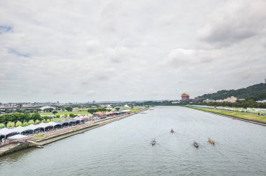 geleneksel Dragon Boat Festivali 'nde rekabetçi tekne yarışı