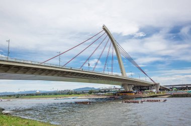 köprü altında rekabetçi tekne yarışı ile şehir manzarası