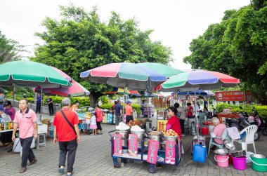 Bagua Dağı'nda insanlarla pazar yeri tezgahı