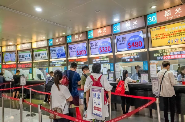 La gente compra billetes en Taipei terminal de autobuses de larga distancia en Taipe —  Fotos de Stock