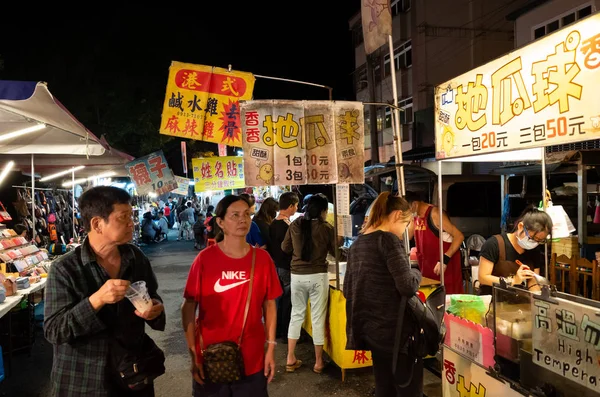 Night Marketplace met leverancier en People Shop — Stockfoto