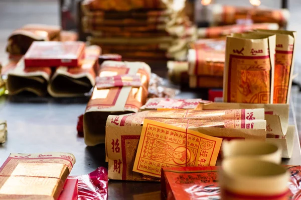 Chino joss oro papel artesanía en una mesa — Foto de Stock