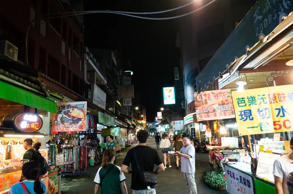 Mercado nocturno con turistas en el muelle de Ita Thao — Foto de Stock