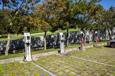 Elektrikli araba şarj istasyonu