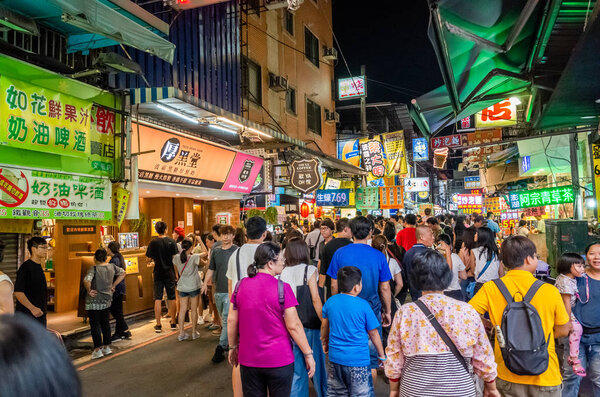 Ночной рынок Фэнцзя пользовался популярностью у туристов и местных жителей
