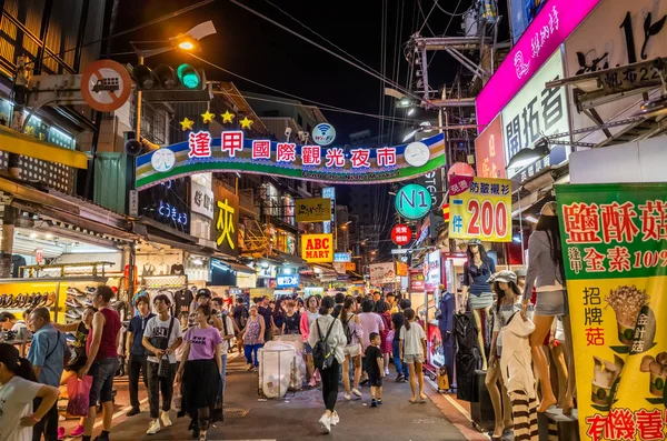 风天夜市深受游客和当地人的欢迎 — 图库照片