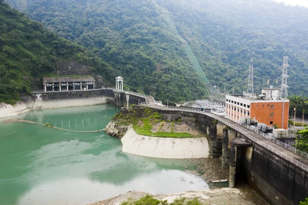 Sendero a pie con los turistas en Sun Moon Lake — Foto de Stock