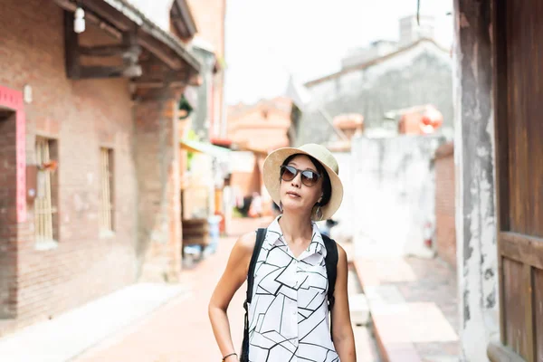 Жінка, що ходить по старій вулиці в місті Луанг — стокове фото