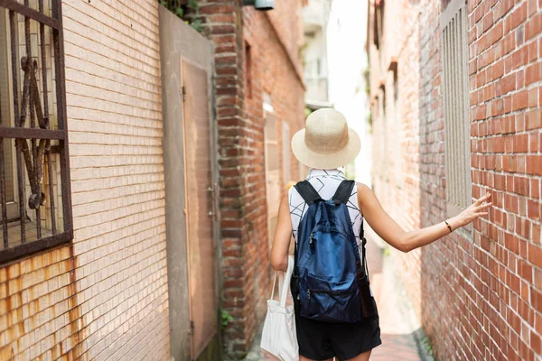 Mujer caminando en la vieja calle de la ciudad de Lukang — Foto de Stock