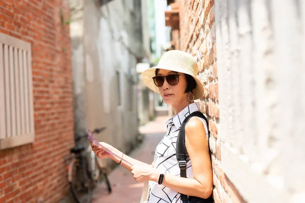 Mujer consultar el mapa en la calle vieja — Foto de Stock