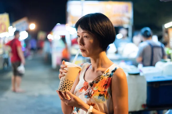 台湾泡泡奶茶在夜市 — 图库照片