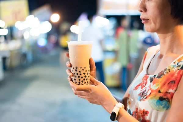 Taiwanese bubble milk tea at night marketplace — Stock Photo, Image