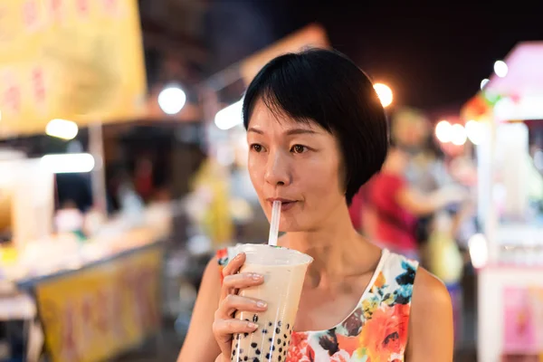 Tajwański bańka mleko herbata na nocnym rynku — Zdjęcie stockowe