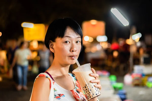 夜の市場で台湾のバブルミルクティー — ストック写真