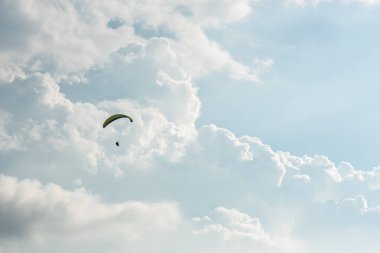 mavi gökyüzü üzerinde renkli yamaç paraşütü
