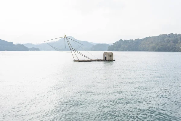 Barca di pesce a Sun Moon Lake — Foto Stock