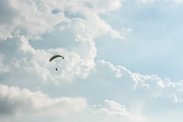 Kleurrijke paragliding over Blue Sky — Stockfoto