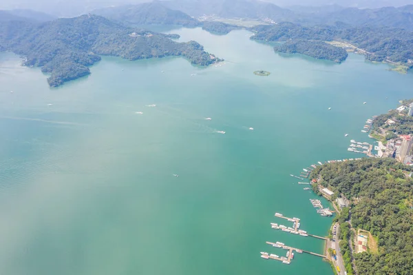 Luchtfoto van het beroemde Sun Moon Lake landschap — Stockfoto