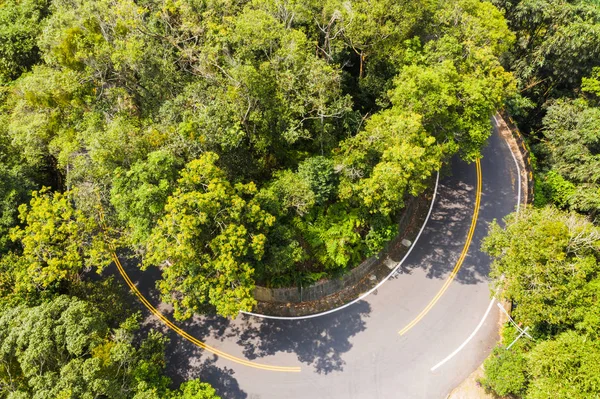 Vista aérea da estrada na floresta em Sun Moon Lake — Fotografia de Stock