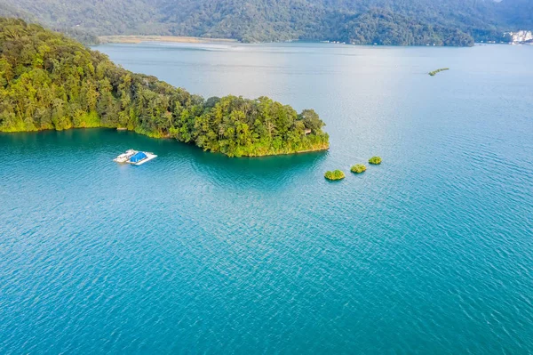 Jezero na slunci na měsíci v Nantou — Stock fotografie