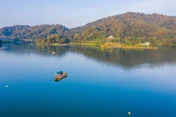 Vissersboot over water in het beroemde Sun Moon Lake — Stockfoto