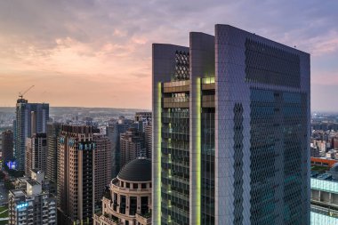 gökdelenler ile Taichung şehir manzarası