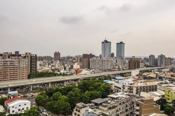 Stadtbild der Stadt Taichung mit Wolkenkratzern — Stockfoto