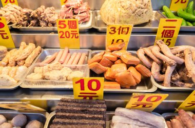 bir tabakta tayvanlı kızarmış tavuk