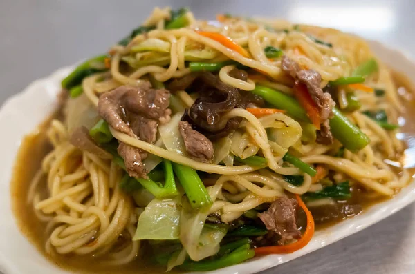 Mangiare famosi tagliatelle fritte taiwanesi — Foto Stock