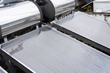 çatıda güneş enerjili su ısıtıcı