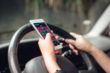 arabada akıllı telefon kullanan kadın