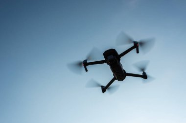 açık havada uçan drone