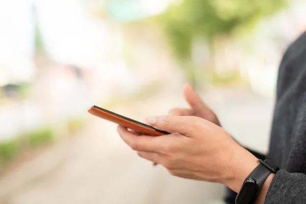 Mulher usando smartphone — Fotografia de Stock