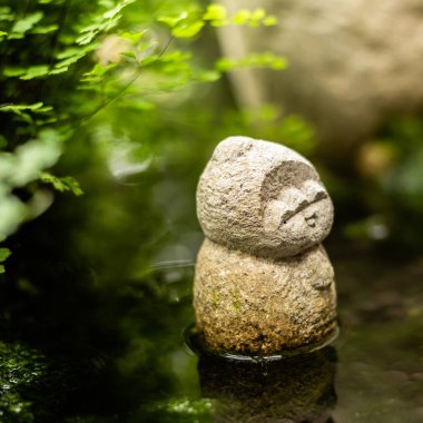 Earth Store Bodhisattva taş heykeli