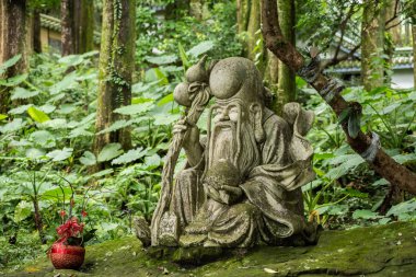 bir ağacın altında taoizm taş heykeli