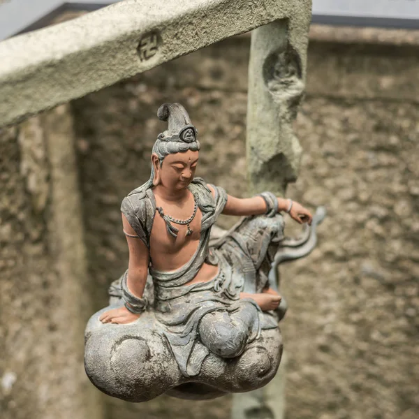 Steinstatue von Bodhisattva sitzt auf einer Wolke — Stockfoto