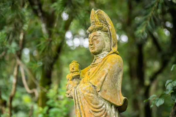 Oude stenen Bodhisattva standbeeld — Stockfoto