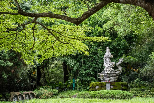 Oude stenen Bodhisattva standbeeld — Stockfoto