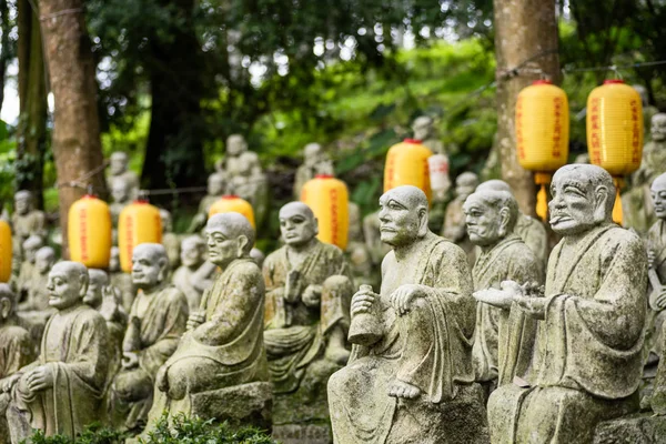 Groupes de bouddhiste arhat statue en pierre — Photo