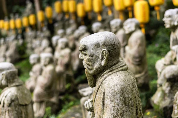 Groupes de bouddhiste arhat statue en pierre — Photo